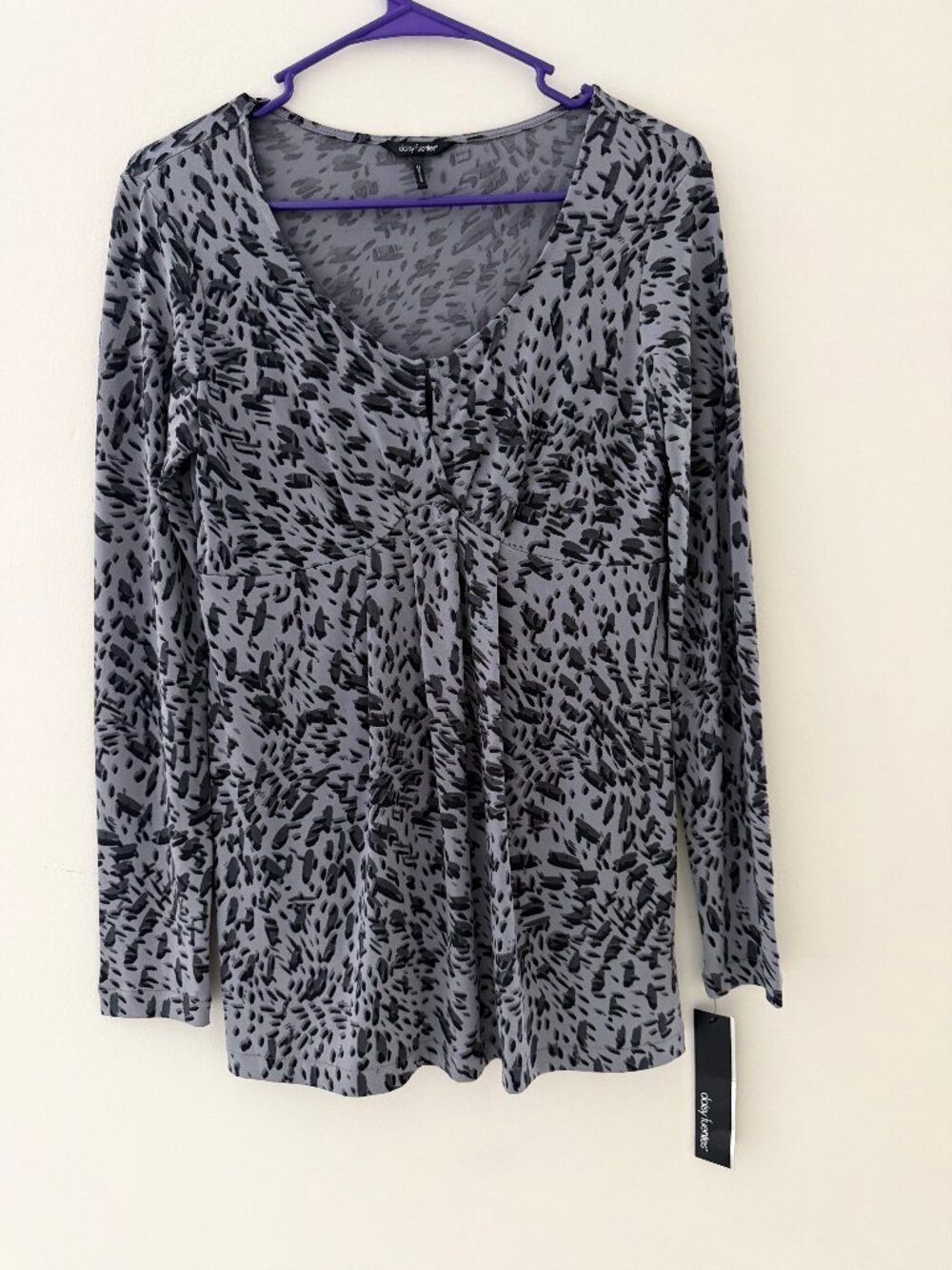 BRAND NEW DAISY FUENTES GRAY & BLACK DRESSIER DRESS SHIRT TOP WOMENS SMALL